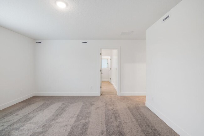 Building Photo - Move-In Ready Elegance - 4 Bedrooms! Pet Fridley!