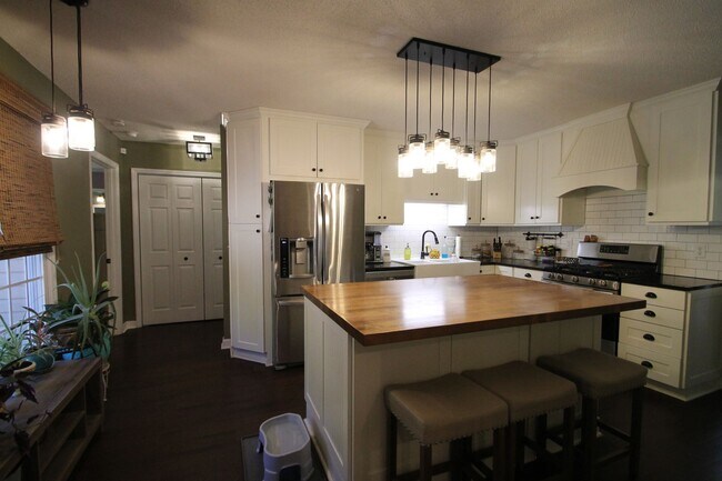 Building Photo - Exclusively Offered by Muse Realty Rentals, LLC