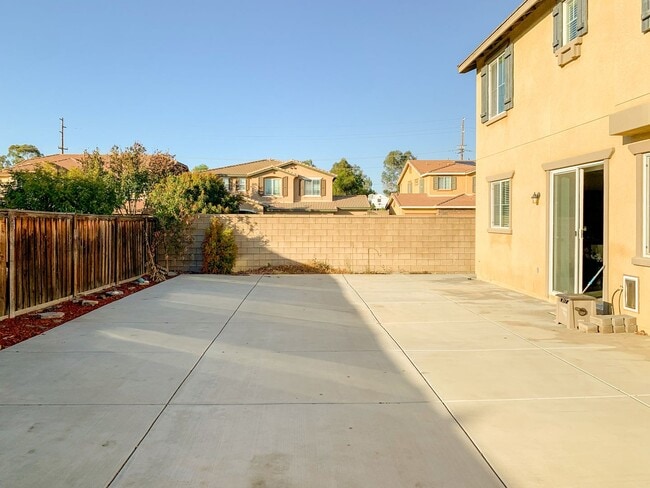 Building Photo - Large 5-Bedroom Home in the Heart of Lake ...