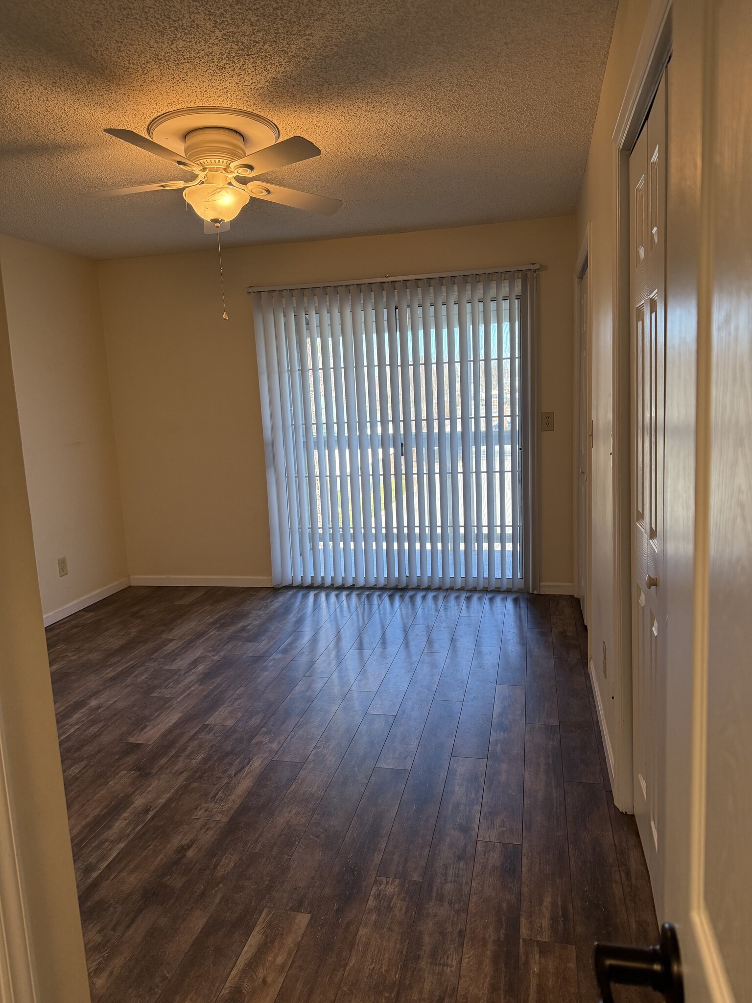 Building Photo - 104 Meadow Park Ln