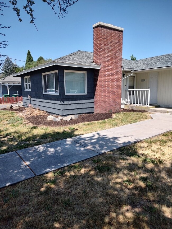 Building Photo - Compton-PM-020-0119-4757-4759