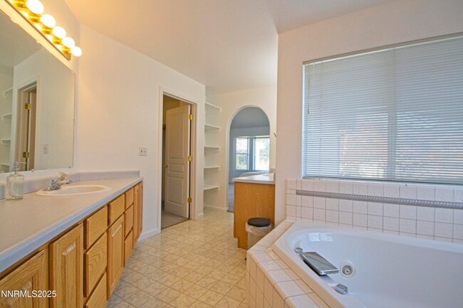 Building Photo - 1905 Lakeshore Dr