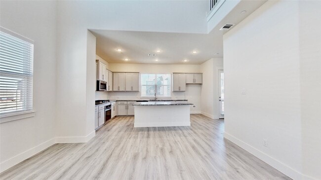 Building Photo - 833 Concan Dr