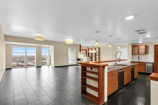 Building Photo - 3,400 SQFT CONDO IN DOWNTOWN CHAMPAIGN W/ ...