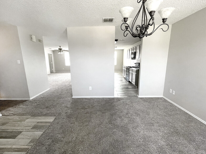 Front entry looking to living/kitchen - 1419 Windy Meadows Dr