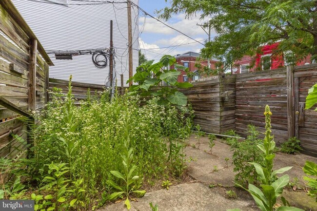 Building Photo - 3001 W Girard Ave