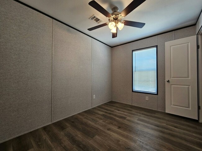 Building Photo - 553 Suwanee Dr