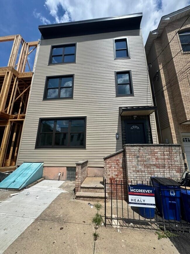 Building Photo - 170 Griffith St