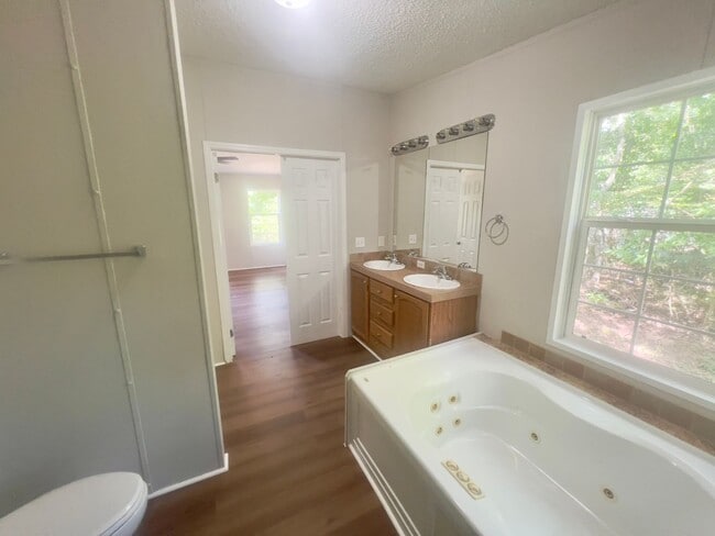 Building Photo - Four bedroom, 2 bath Modular home in Siler...