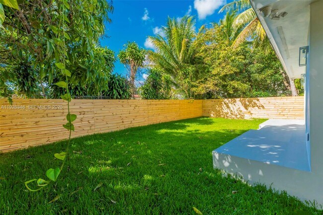 Building Photo - 524 NE 65th St