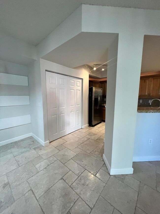 Building Photo - 720 S Sapodilla Ave