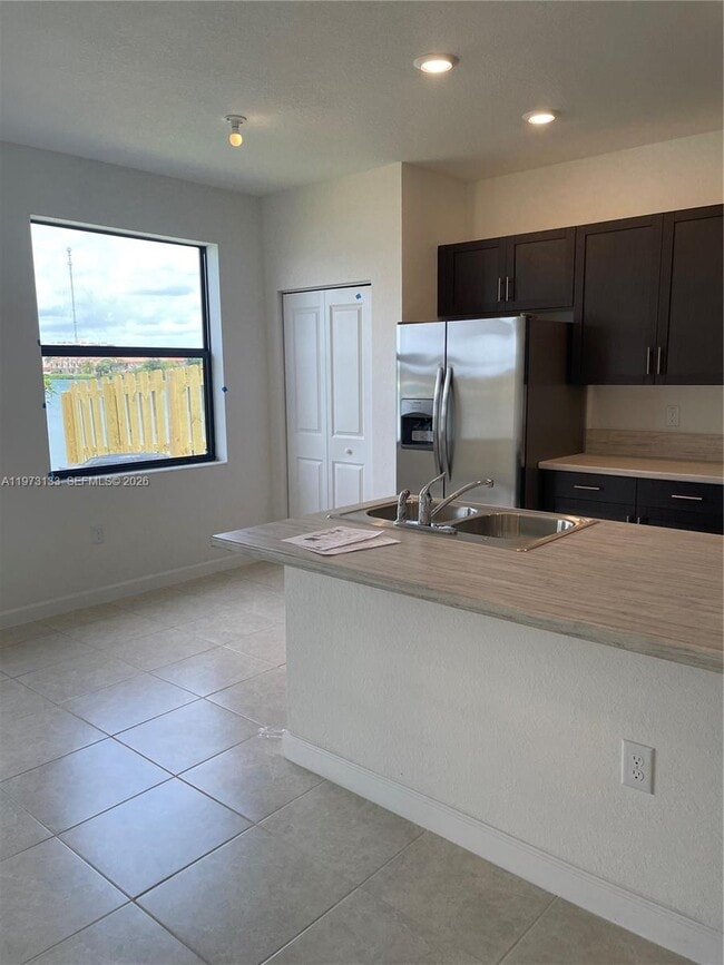 Building Photo - 20564 NE 5th Pl