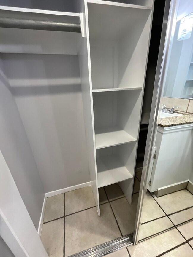 Building Photo - Studio Apartment -Open House  Tuesday the 17th at 5pm