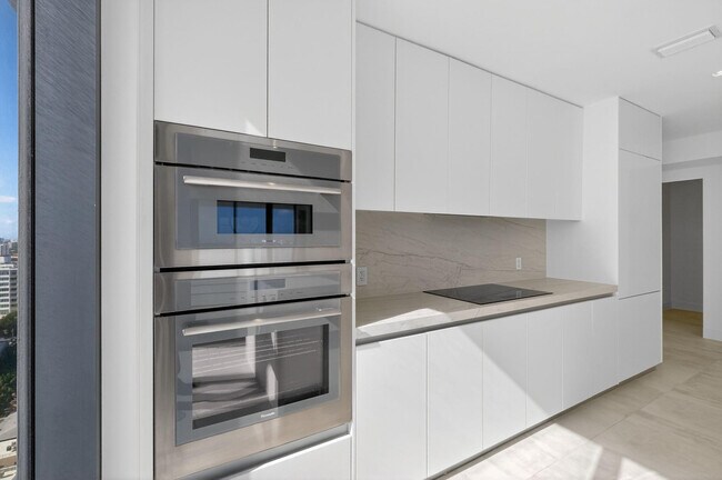 Building Photo - 700 NE 24th St