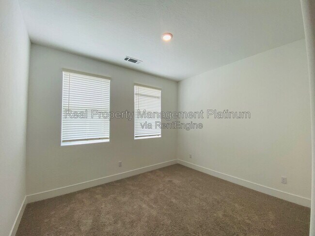Building Photo - 2752 E Tamarind Dr