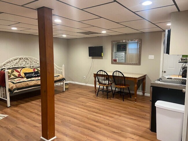 Building Photo - West Knoxville 37909 - Fully furnished Roo...