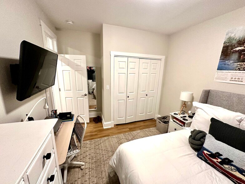 Building Photo - 845 Beacon St