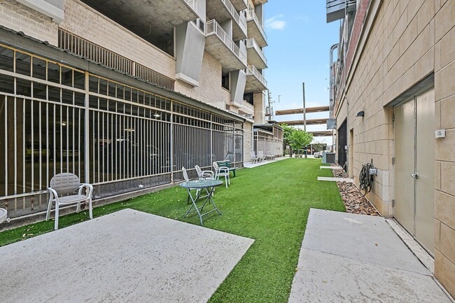 Building Photo - 2520 Robinhood St