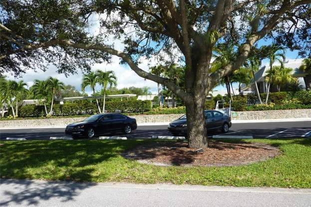 Building Photo - 18081 SE Country Club Dr