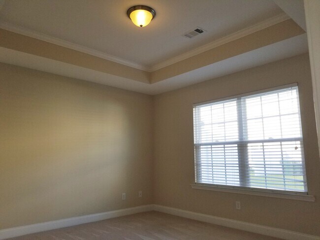 Building Photo - Spacious 3 Bedroom 2.5 Bath Townhome with ...