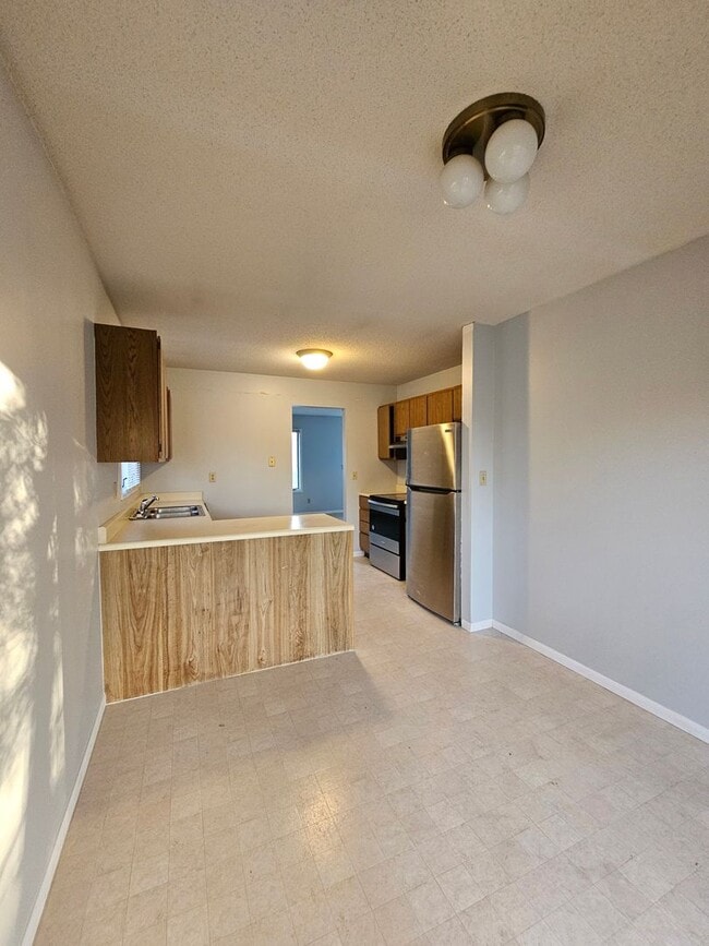 Building Photo - 2 bdrm off Mattis Ave