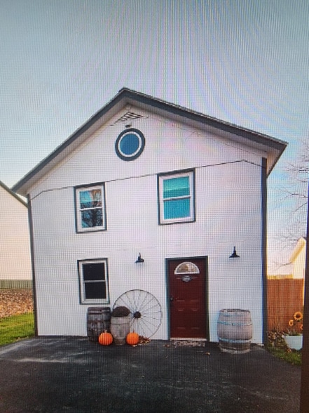 Building Photo - 7049 Lake Ave