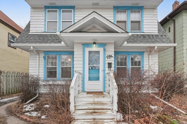 Building Photo - 661 Surrey Ave E