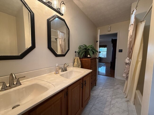 Building Photo - 3 Bedroom 2 Bathroom Fully Furnished Home in Greeneville, TN