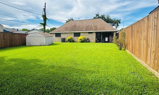 Building Photo - 423 Bluebird Ln