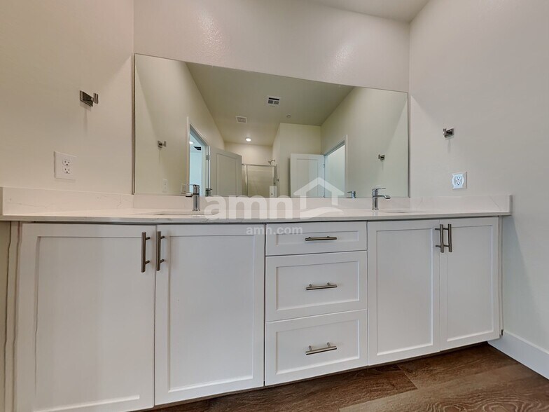 Building Photo - 866 English Primrose St