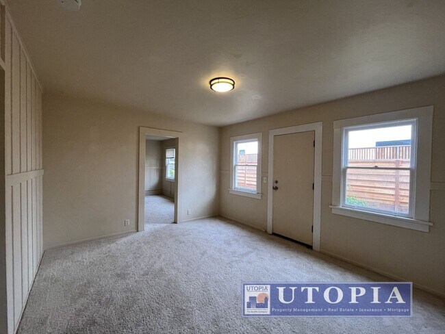 Building Photo - 204 Hollister Ave