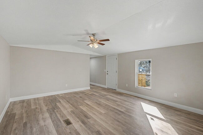 Building Photo - 512 W Bach Dr