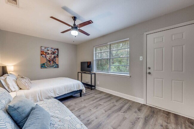 Primary Photo - Fully Furnished, Updated 2BR Duplex in Quiet West Sherman