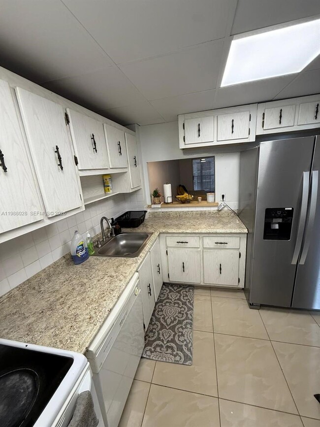 Building Photo - 220 SW 9th Ave