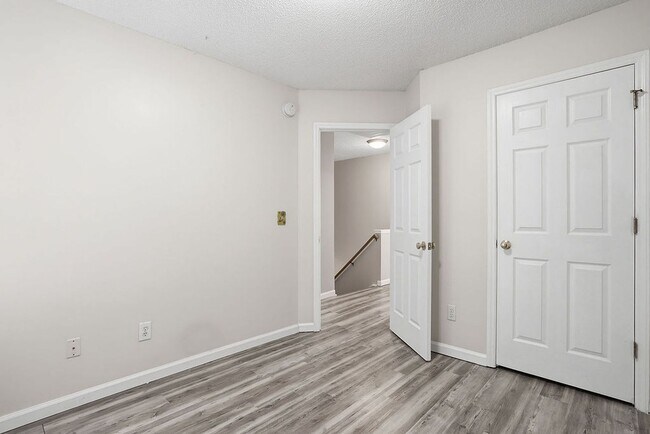 Building Photo - AVAILABLE NOW – Beautiful 3 Bed / 2.5 Bath Townhome in Prime North Raleigh Location