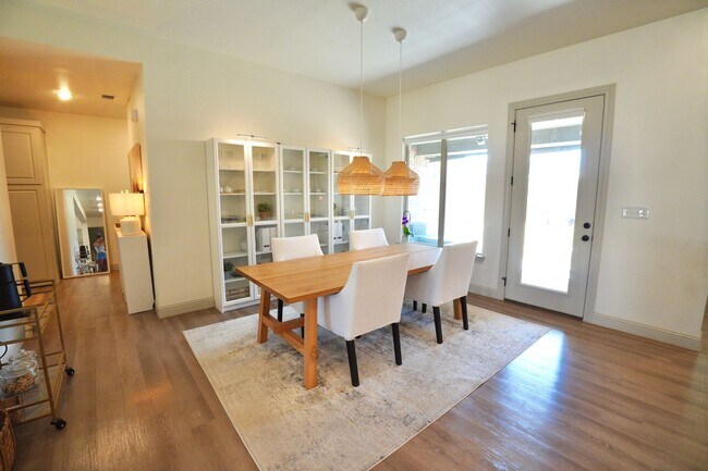 Building Photo - 4 Bedroom 2 bath in Hatton Place!