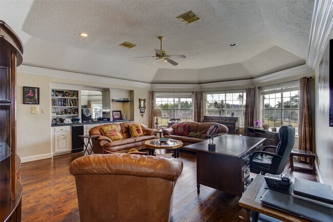 Building Photo - 13703 Lakeshore Way Cove