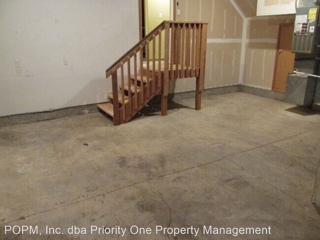 Building Photo - 3 br, 2.5 bath House - 546  SE Beavercreek...