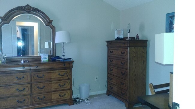 Building Photo - (2) bedroom Town-House w/ new Dining Room ...