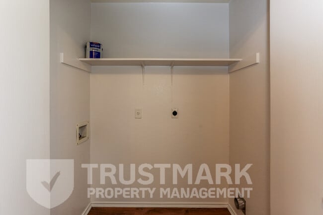 Building Photo - 4001 Pilgram Dr