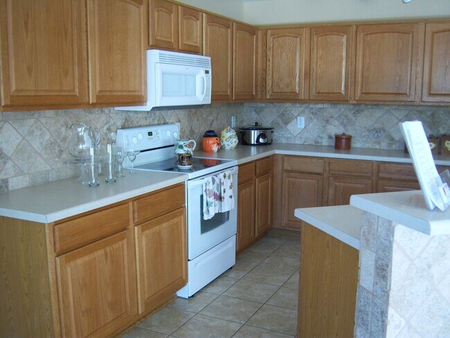 Building Photo - GREAT 4BEDROOM/3BATH HOME WITH ALL THAT YO...
