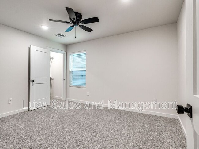 Building Photo - 612 W 2nd St