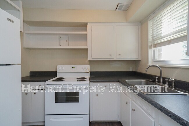Building Photo - 605 University Ridge