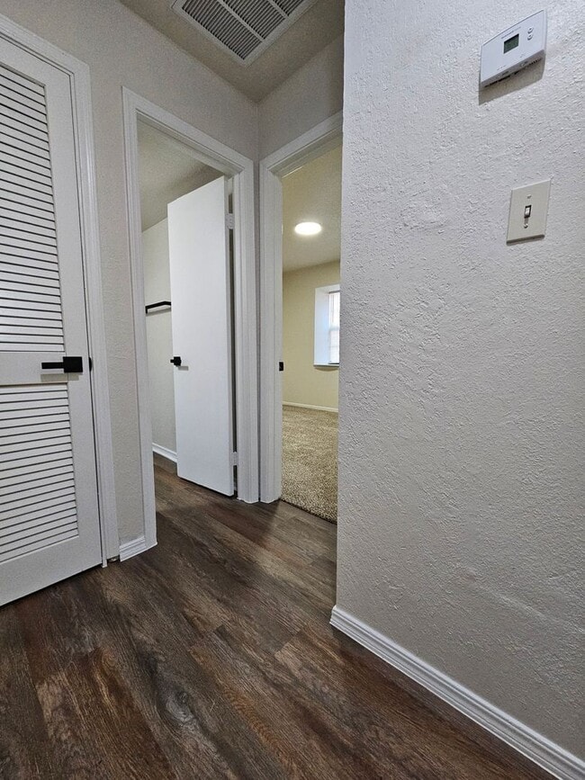 Building Photo - Two-Story Townhome w/ Over 1000 sqft! Avail NOW!