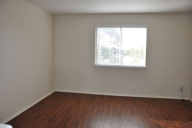 Building Photo - 3 Bedroom 2.5 Bath With Bonus Room in Laur...