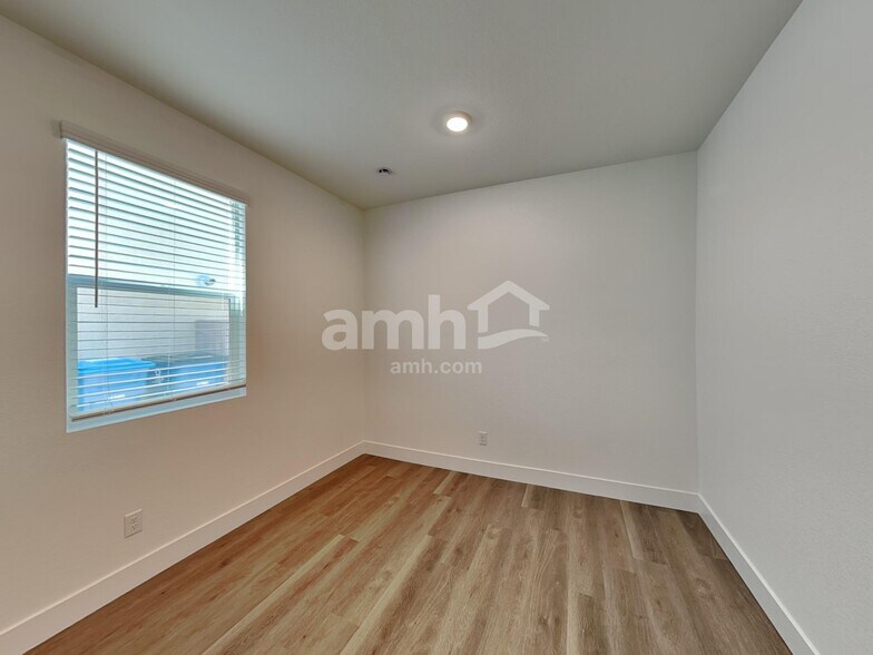 Building Photo - 5840 Vaes Dothrak St