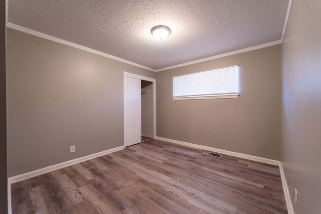 Building Photo - Newly updated!