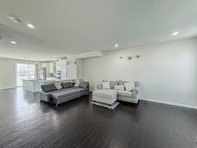 Building Photo - Stunning and Spacious 4 Bed 3.5 Bath End Unit Townhome In Highly Desired Goose Creek Club