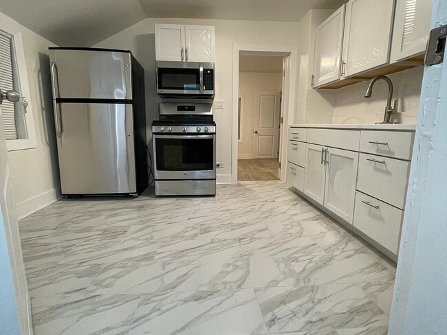 Building Photo - 269 E Woodland Rd