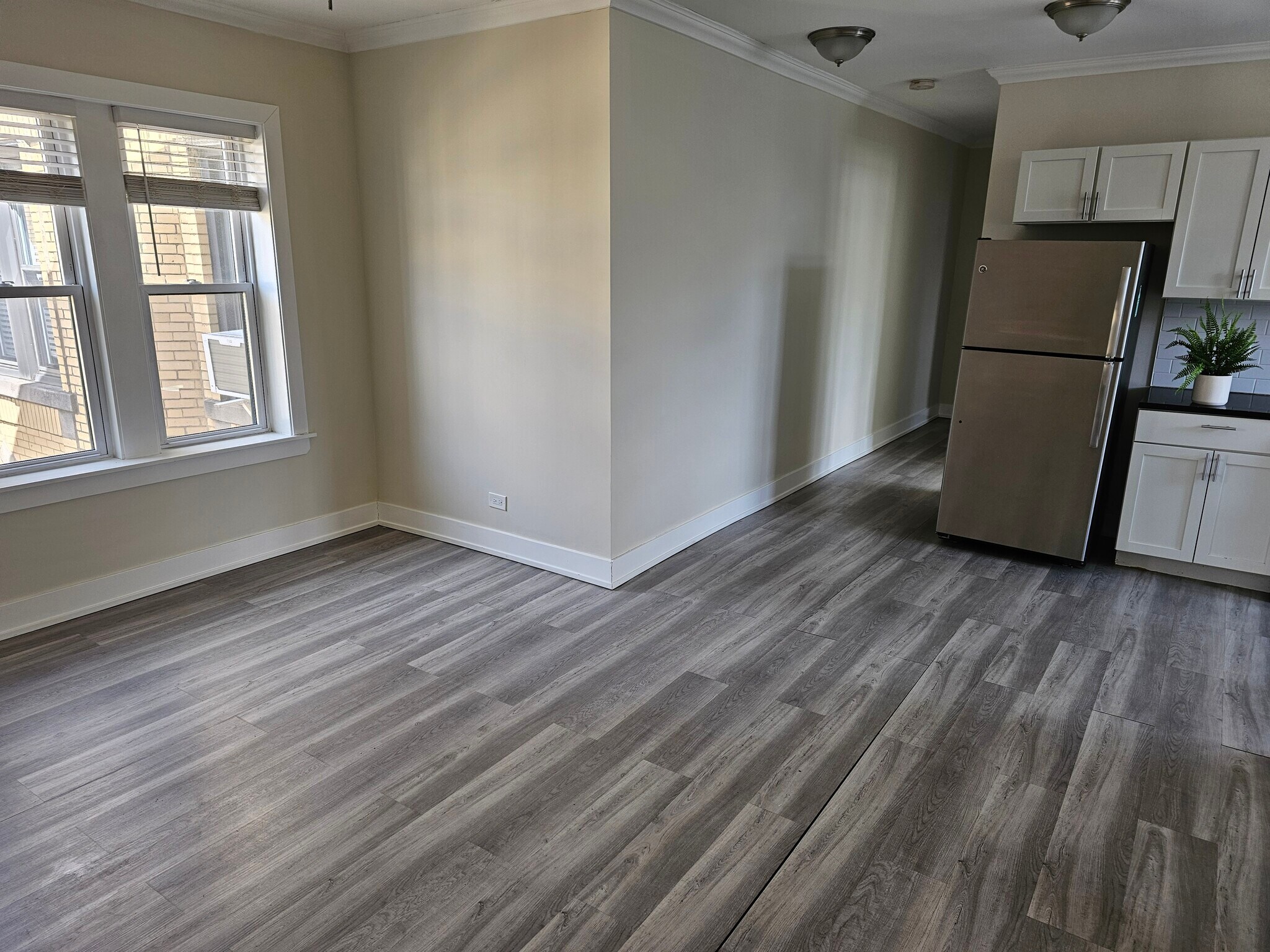 Building Photo - 3838 N Greenview Ave